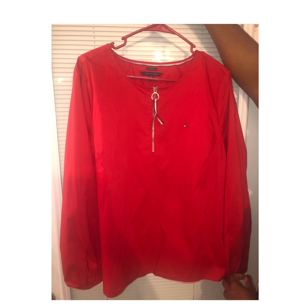 TOMMY HILFIGER RED TOP.